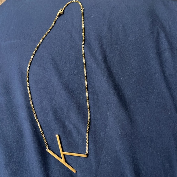 Gold tone K necklace - Picture 2 of 2